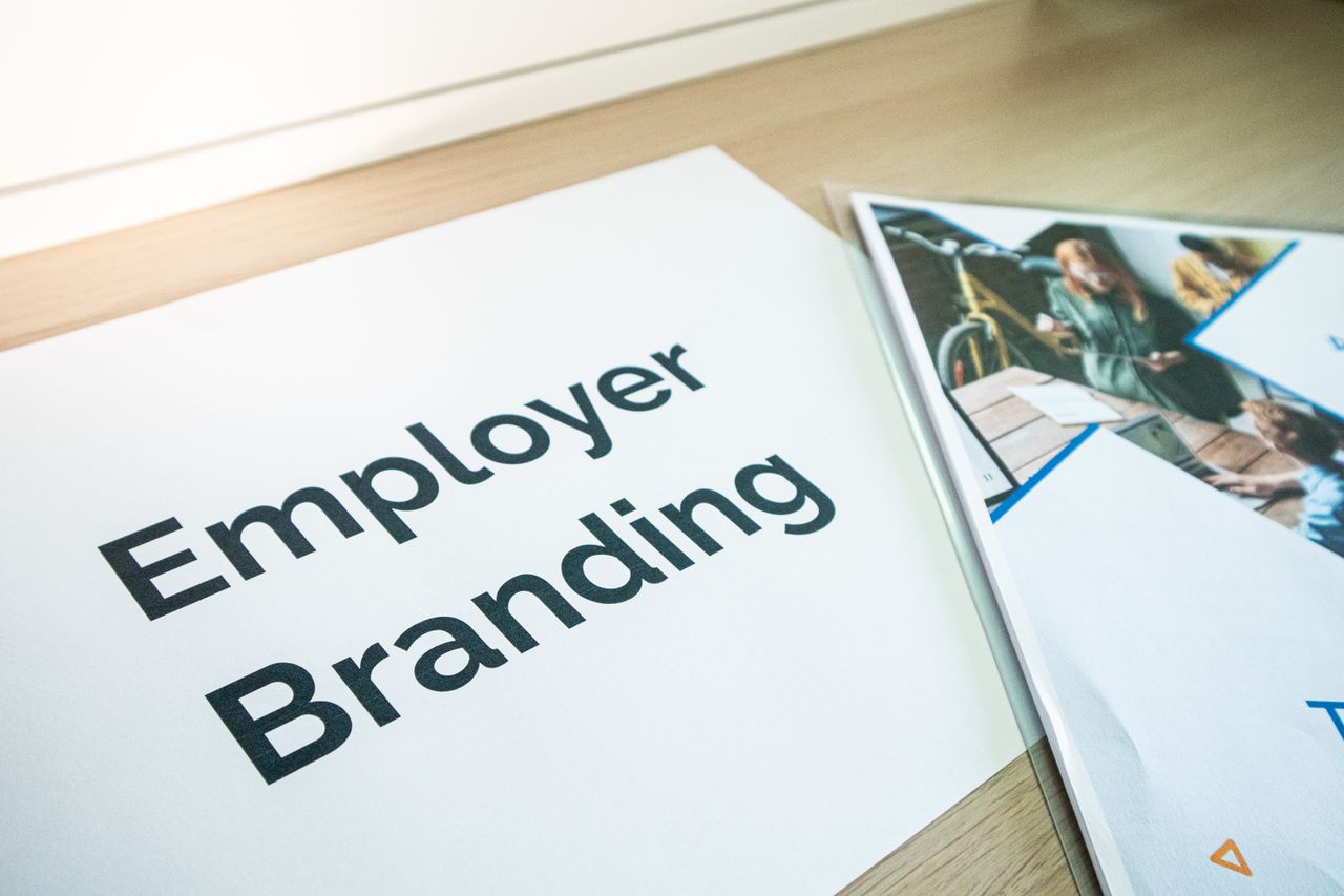 heros-img Mettre l’accent sur l’employer branding avec des documents posés sur un bureau en bois, parfait pour des concepts business.