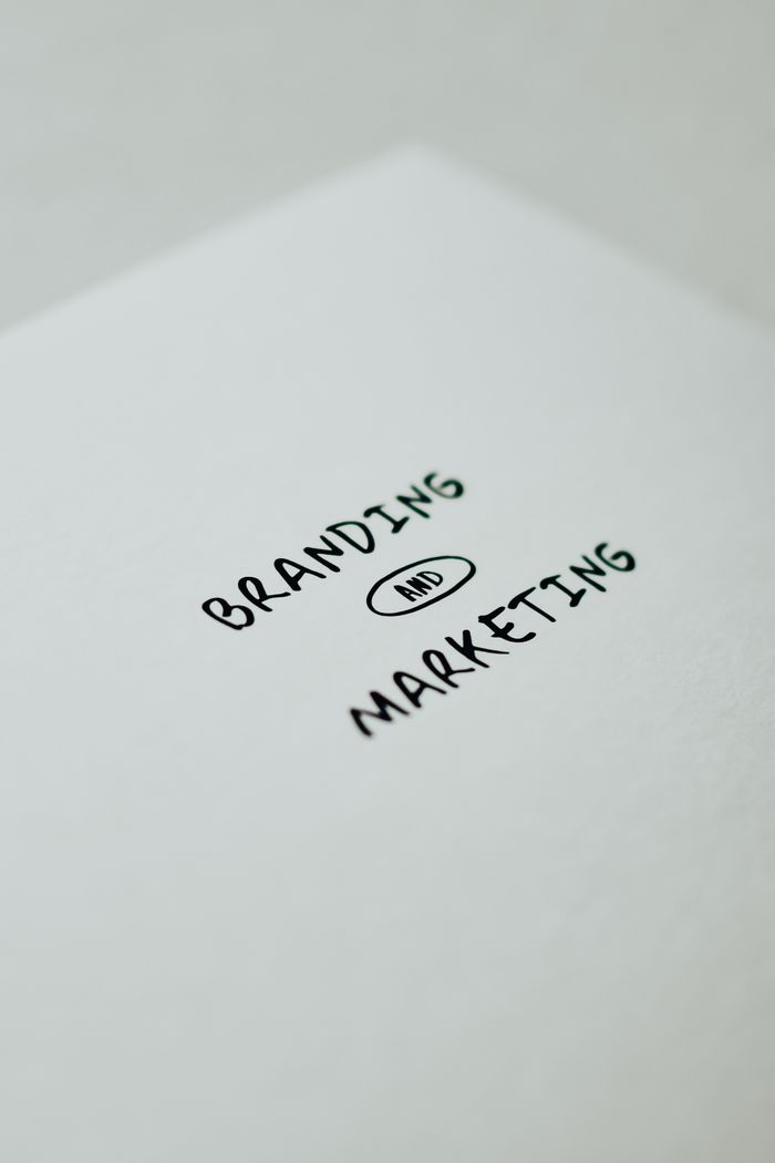 about-us-01 Un design minimaliste mettant en avant un texte de branding et de marketing pour des visuels de stratégie d’entreprise.